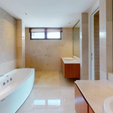 168-Ocean-Dr-Bathroom